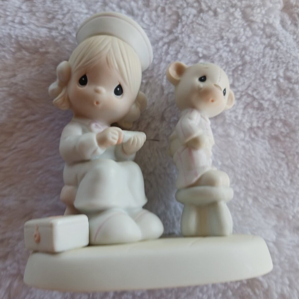 LKNW Jonathan & David Precious Moments Love Beareth All Figurine Nurse 115